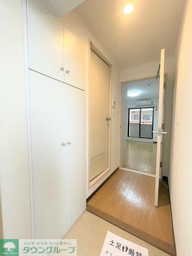 玄関　共用部からの室内※前回募集時2022年8月撮影
