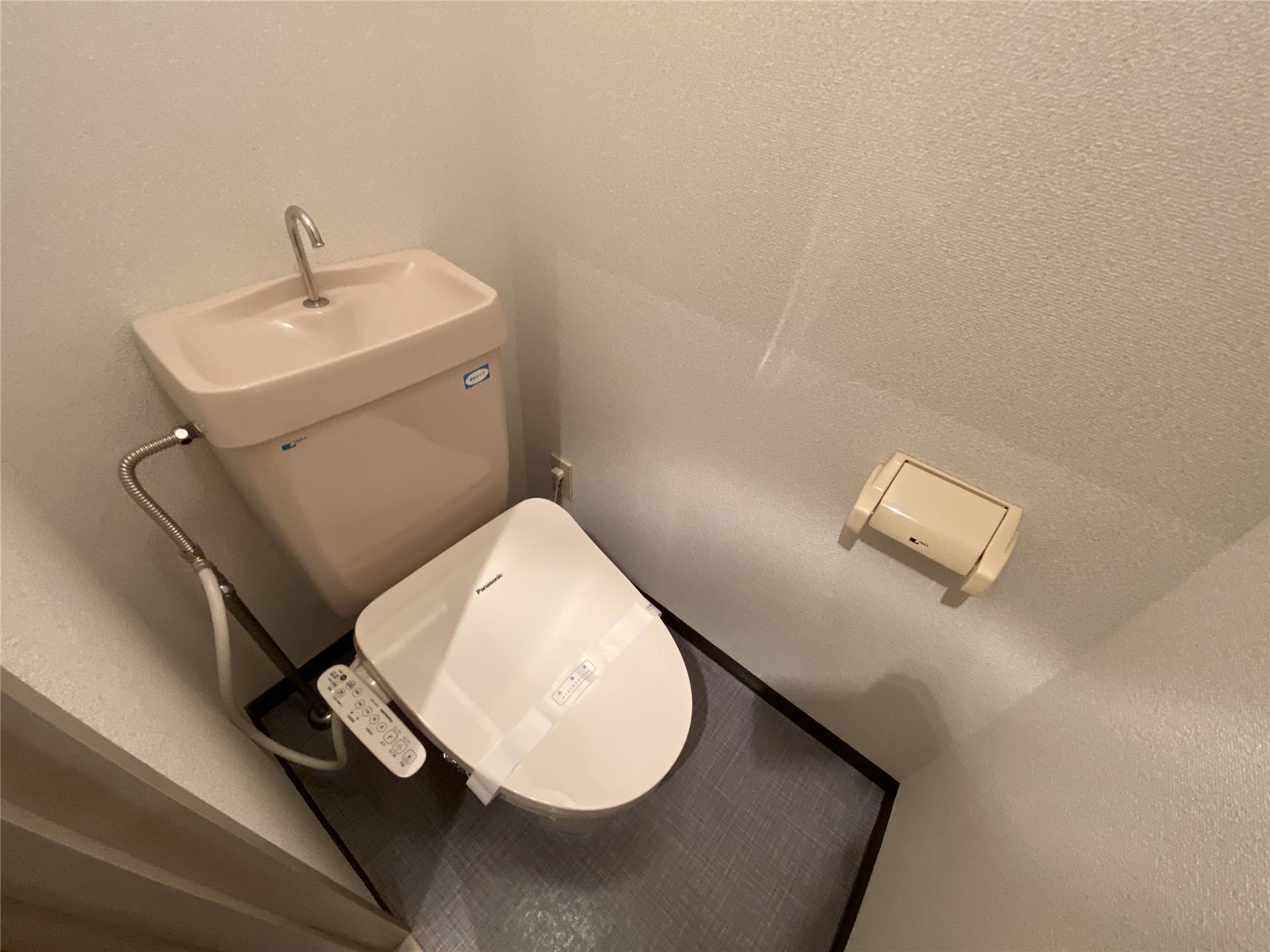 トイレ　温水洗浄便座付きのトイレです