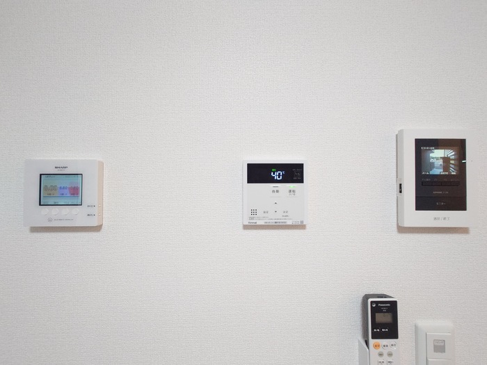 セキュリティ　ソーラーシステム（左）、給湯リモコン（中）、録画機能付きTV