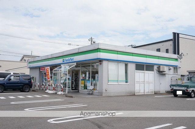 コンビニ　ファミリーマート（コンビニ）まで263m