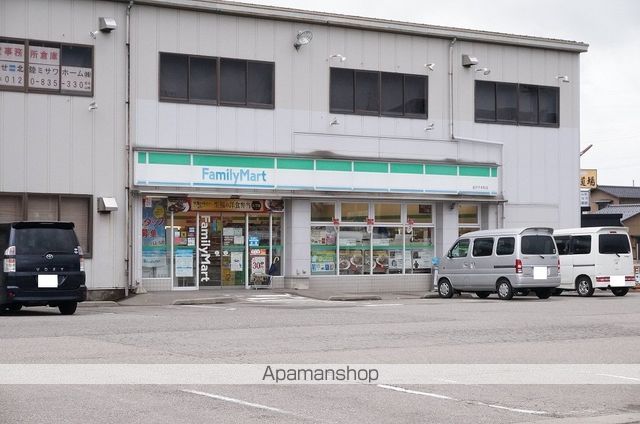 コンビニ　ファミリーマート（コンビニ）まで706m