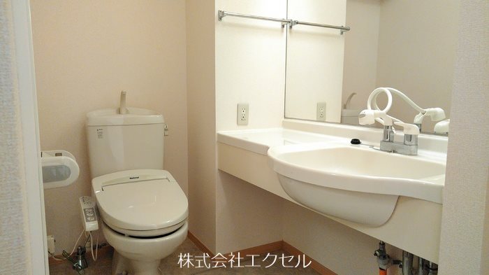 トイレ　温水洗浄便座です。