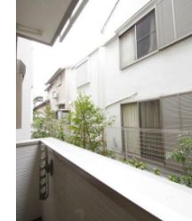 バルコニー　外からの目が気にならないバルコニーで洗濯物が干せます