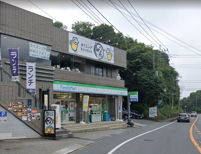 コンビニ　ファミリーマート（コンビニ）まで220m