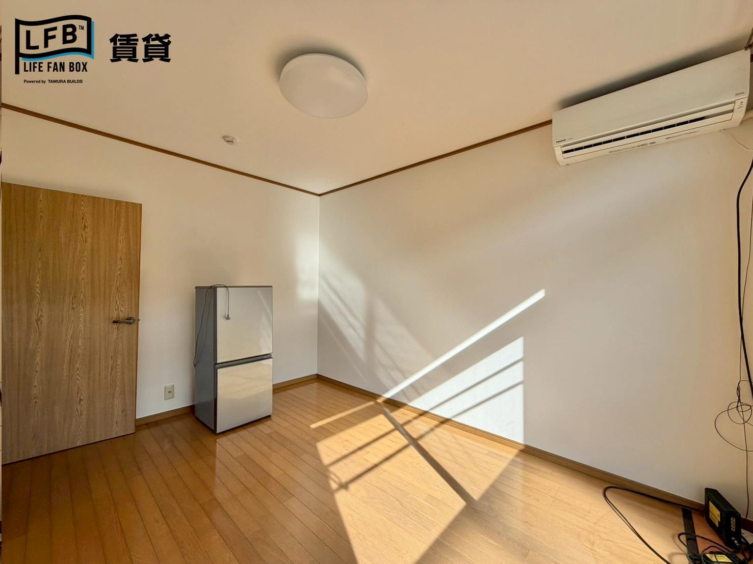 居室・リビング　※同間取り205号室の室内写真です。壁紙や床の色、仕様が異な
