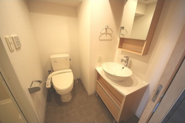 トイレ　※写真は同じマンションの違う部屋のものになります。