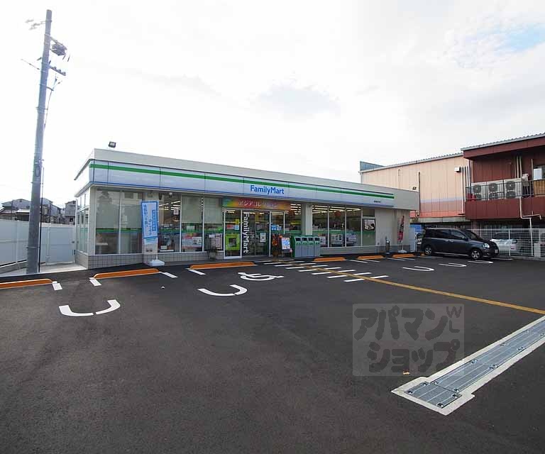 コンビニ　ファミリーマート桂西滝川町店（コンビニ）まで5m