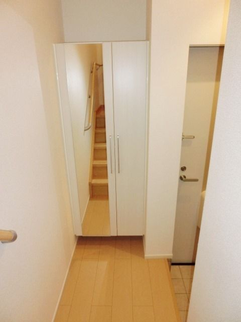 玄関　玄関にはシューズボックスがあります