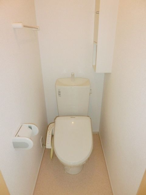 トイレ　温水洗浄便座付きのトイレです