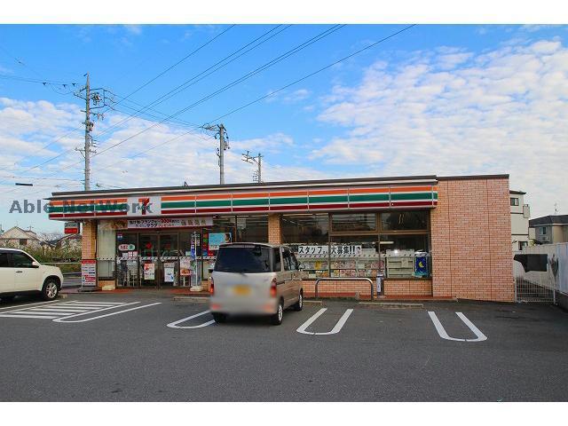 コンビニ　セブンイレブン小牧久保一色店（コンビニ）まで690m