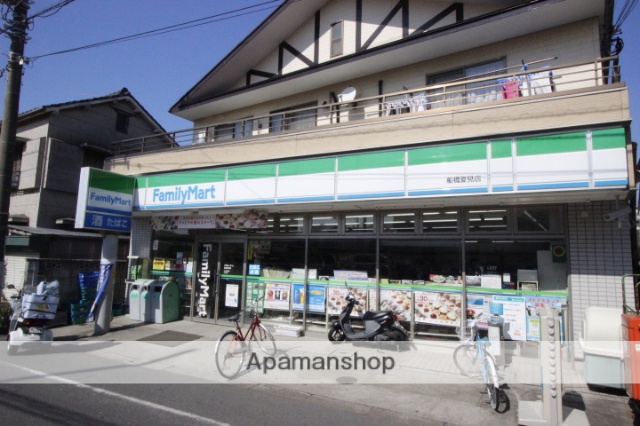 コンビニ　ファミリーマート（コンビニ）まで842m
