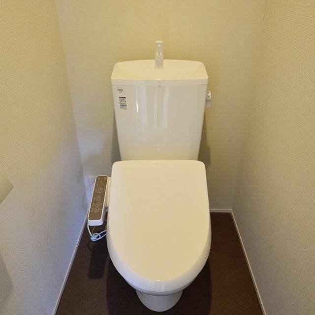 トイレ　落ち着いた色調のトイレです