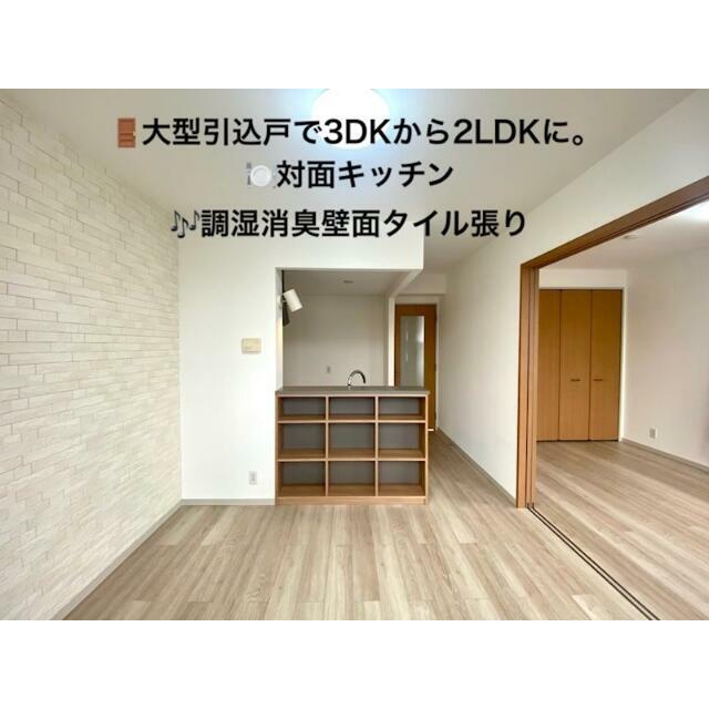 居室・リビング　対面キッチンで自動水栓付、カウンターには便利な収納棚付き