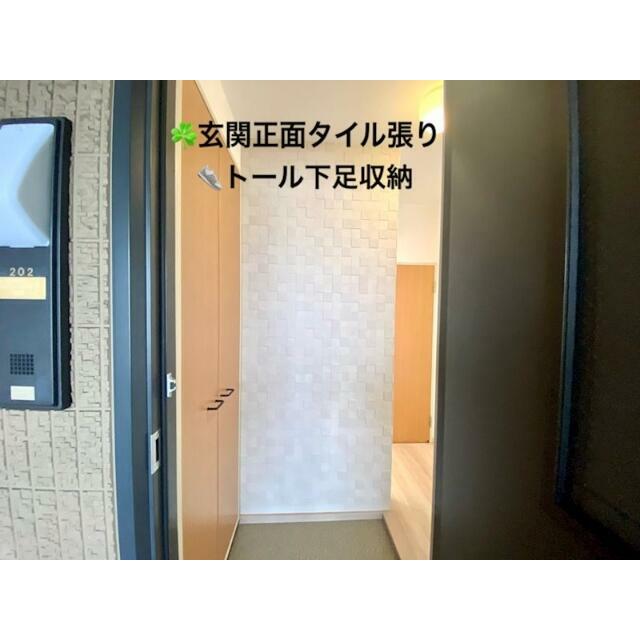 玄関　玄関正面にはおしゃれなタイル貼り仕様