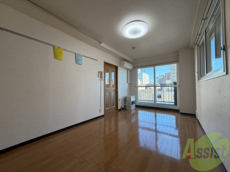 居室・リビング　木目のフローリングは落ち着きのある印象のお部屋になりますね。