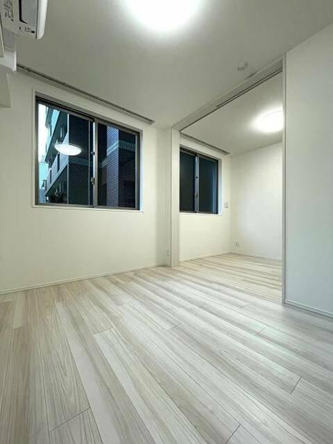 居室・リビング　落ち着いた色調の寝室です