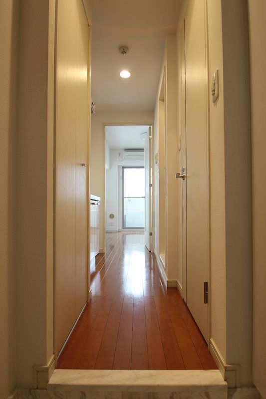 玄関　※別部屋の参考写真です。
