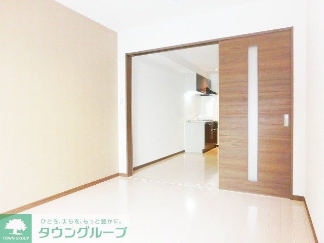 居室・リビング　バルコニー側からみた居室です