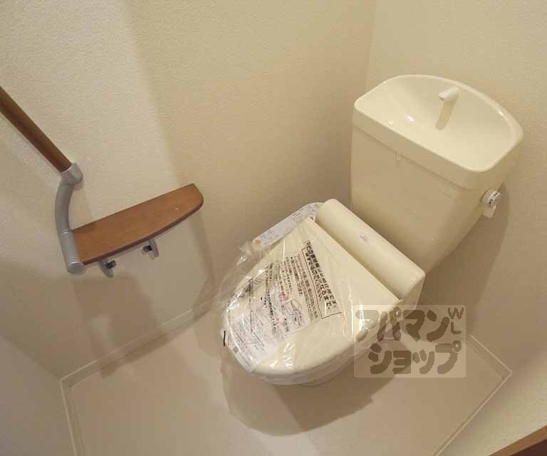 トイレ　手すりまでお洒落な感じ。