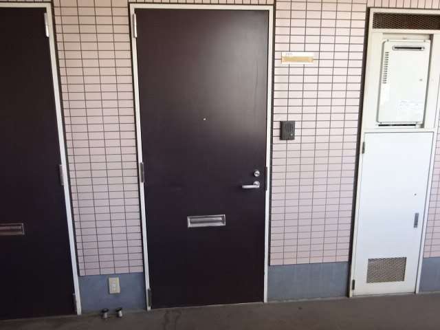 玄関　写真は205号室です（参考）