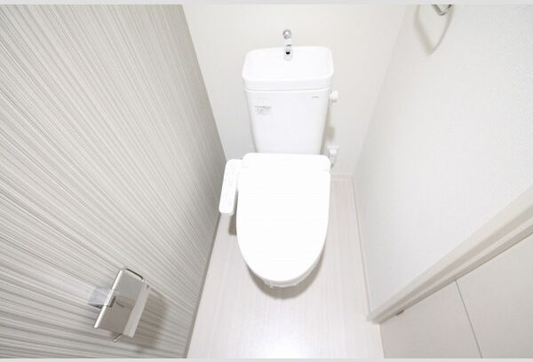 トイレ　※写真は同じマンションの違う部屋のものになります。