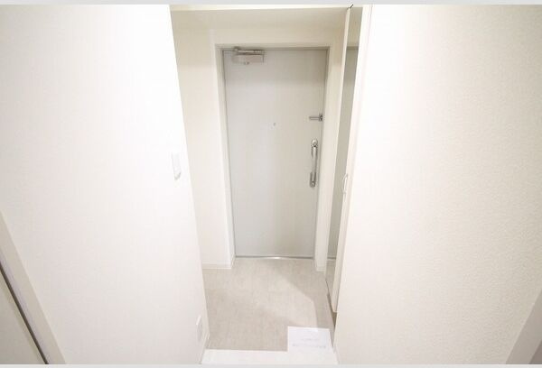 玄関　※写真は同じマンションの違う部屋のものになります。
