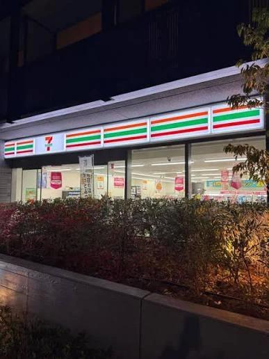 コンビニ　セブンイレブン 新宿百人町3丁目店（コンビニ）まで239m