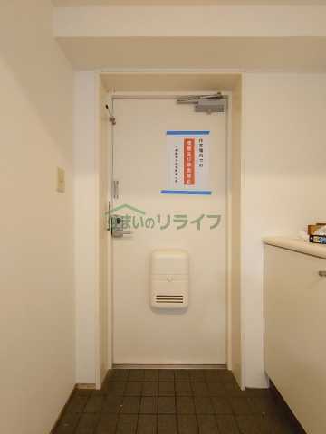 東京メトロ東西線 神楽坂駅 徒歩4分 4階建 築38年の玄関写真