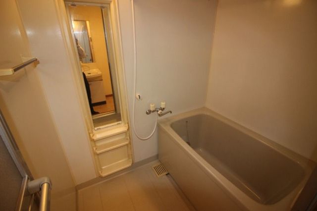 バス・シャワールーム　【浴室】同タイプ・別部屋写真です