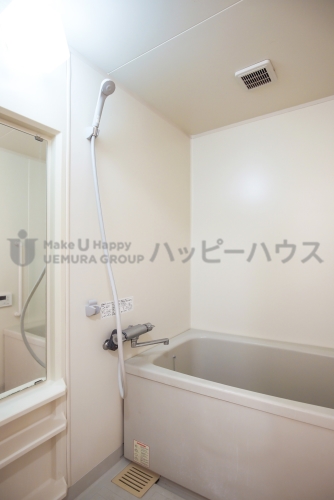バス・シャワールーム　同物件、同間取の別部屋の写真です。現況優先でお願いします。