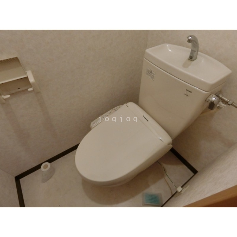 トイレ　嬉しい温水洗浄便座付きのトイレです。