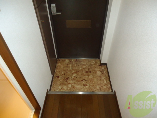玄関　玄関を開けたらすぐにお部屋ではないので急な来客でも安心です