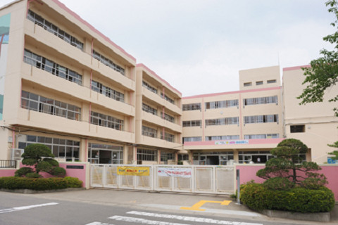 小学校　吉川市立中曽根小学校（小学校）まで383m
