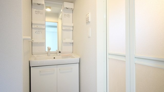 洗面設備　スペースが確保できる洗面所です
