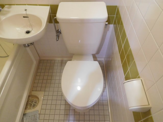 ＪＲ中央線 中野駅 徒歩7分 4階建 築44年のトイレ写真