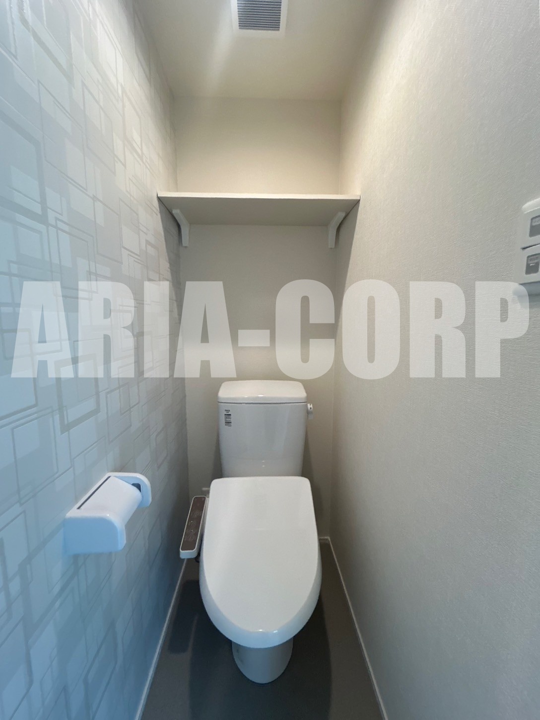 トイレ　ウォシュレット付きWC。上部には便利な棚がございます！