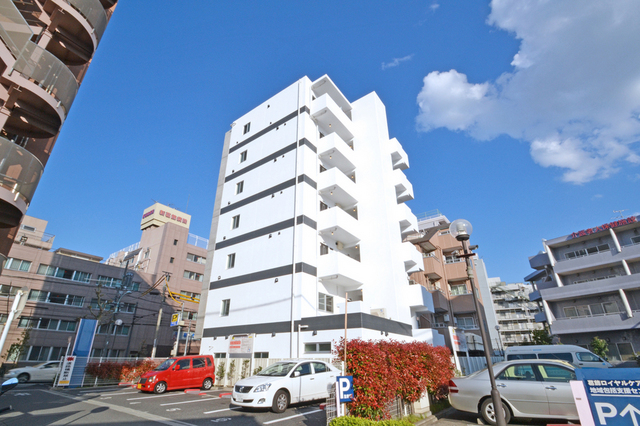 建物外観　きれいな外観です。１階は薬局です。