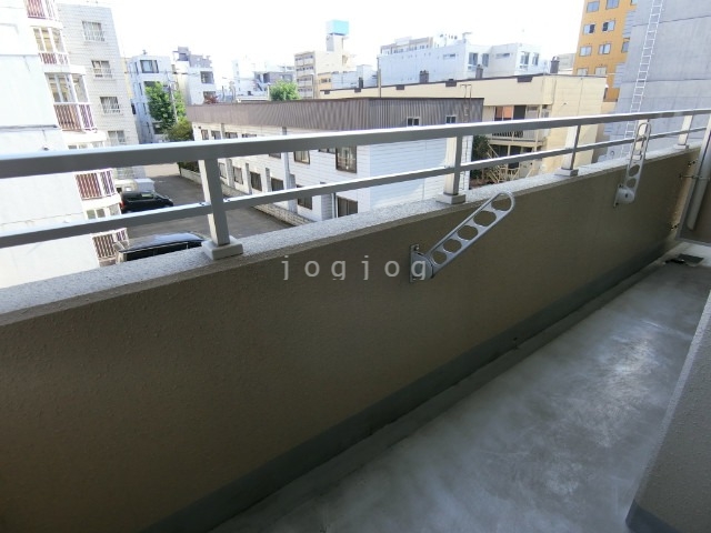 バルコニー　広々としたバルコニーです。