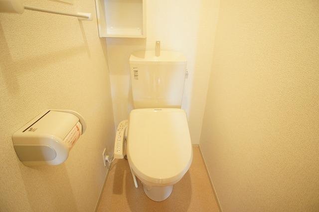 トイレ　落ち着いた色調のトイレです