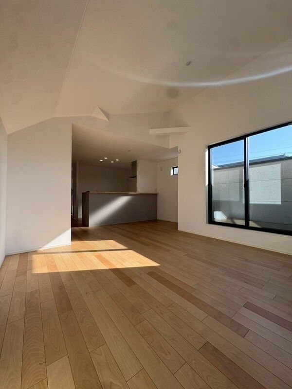 QLAZO柏市西原戸建 1号棟の居間写真