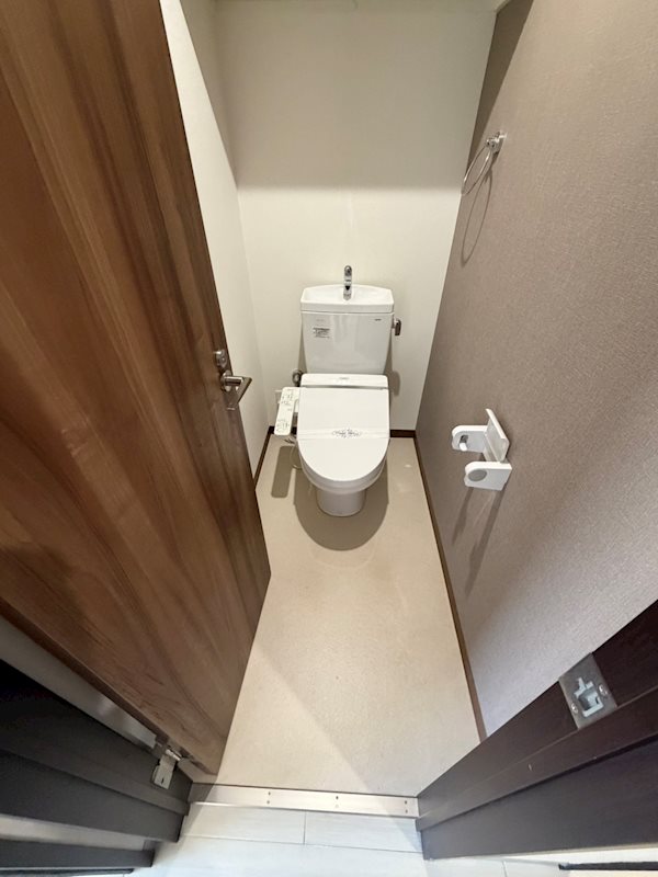 トイレ　※参照写真（303号反転間取り部屋）