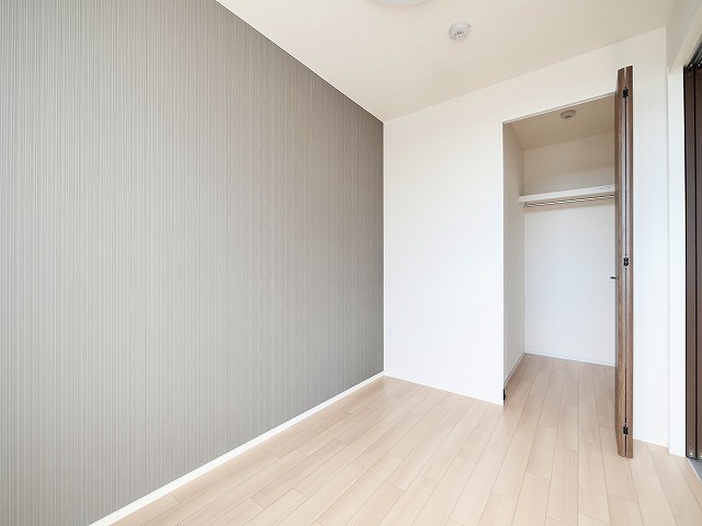 その他部屋・スペース　落ち着いた色調の寝室です