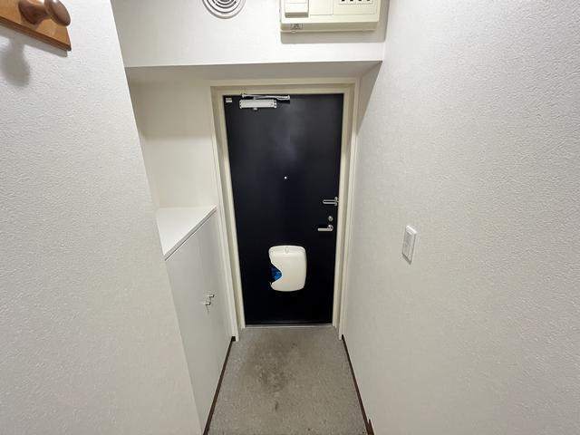 玄関　３０２号室のお写真になります