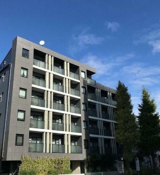 建物外観　鉄筋コンクリート造のがっちりとした建物。