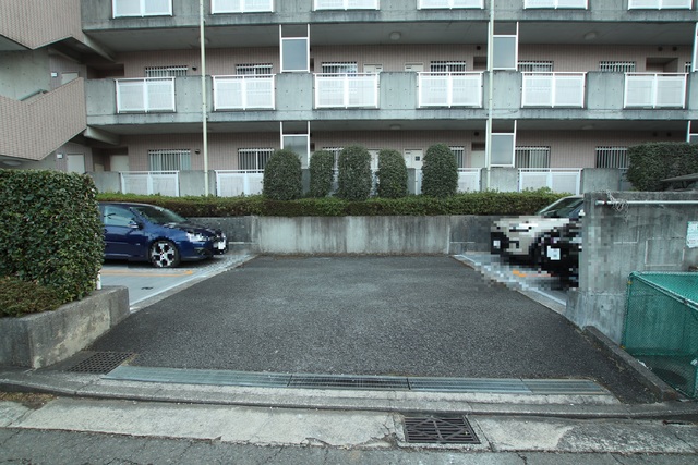 【横浜市都筑区長坂のマンションの駐車場】