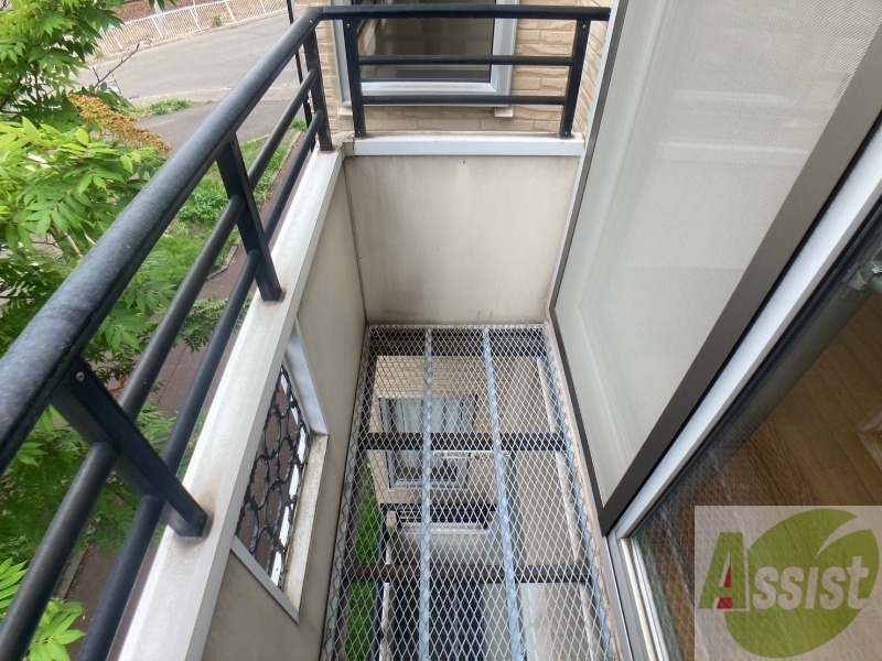 バルコニー　バルコニーは幅があり、広い印象を受けました。