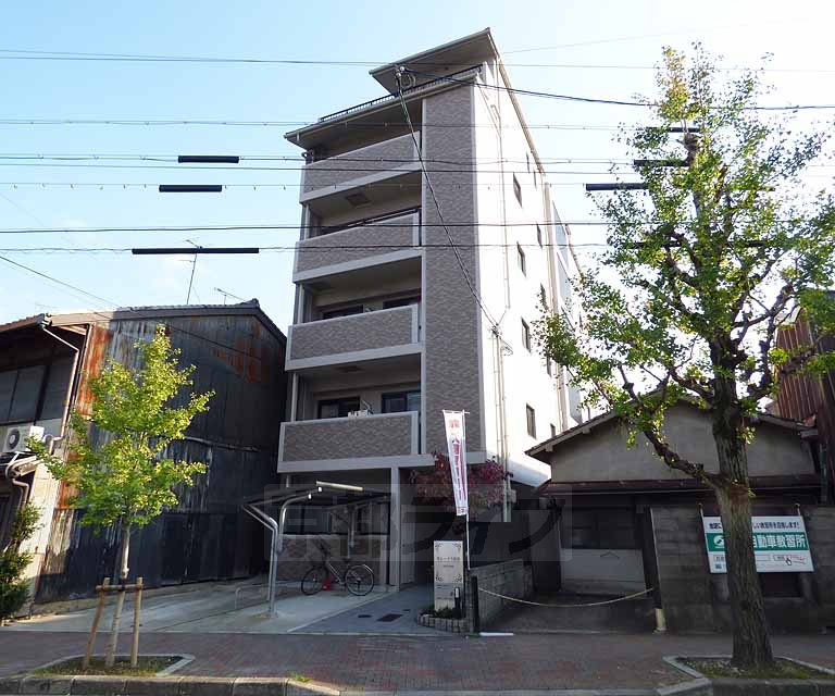 京都市上京区東今小路町のマンションの建物外観