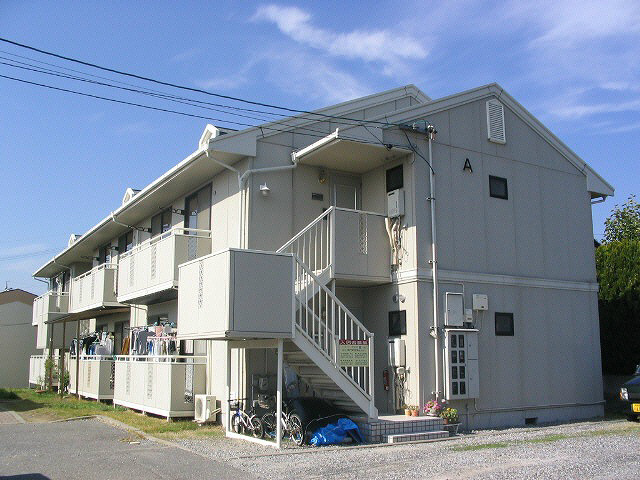 松本市大字岡田松岡のアパートの建物外観