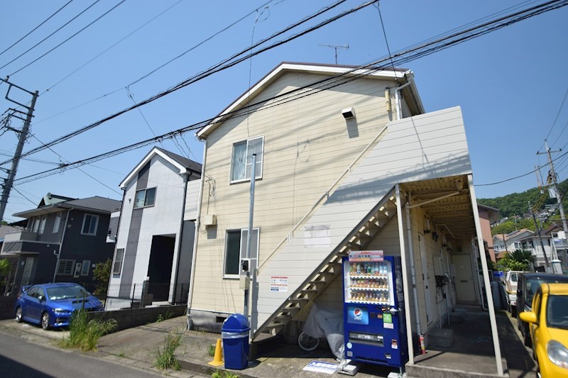 秦野市鶴巻北のアパートの建物外観