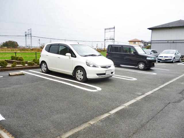 【松阪市豊原町のアパートの駐車場】